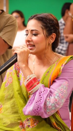 Sargun Mehta Instagram - Bookings open now .. 😂😂 wrap up of #jattnuuchudailtakri toh itni khushi toh banti hai .
@roopigill_ @srmanjain @gurmanas_singh