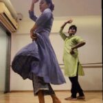 Sargun Mehta Instagram - Shoot karna ka time nahi mila .. @vinayakghoshal toh rehearsal video hi sahi .. 😁