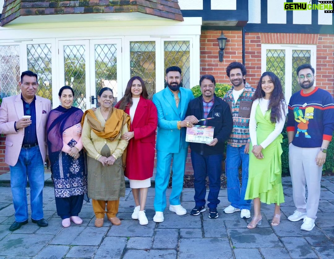 Sargun Mehta Instagram - Carry On Jatta franchise is back with a new twist 😎 Panorama Studios & Humble Motion Pictures Presentation “Carry On Jattiye”💃 Shoot begins in London 🙏🏻 @gippygrewal @sargunmehta @jasminbhasin2806 @whosunilgrover @jaswinderbhalla @officialnasirchinyoti @nirmalrishiofficial @officialrupinderrupi @smeepkang @panorama_studios @humblemotionpictures @ravneetgrewalofficial @kumarmangatpathak @abhishekpathakk @chhatwanimurli @sanju_r_joshi @kambojsukha @bhana_l.a @vinodaswal13 @hardeepdullat13 @divaydhamija @antrikshantrix @mehtaman_ @hashtagstudiosuk