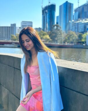 Sargun Mehta Instagram - Utte aale naal layi baithi yaari👑