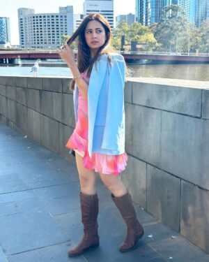 Sargun Mehta Instagram - Utte aale naal layi baithi yaari👑