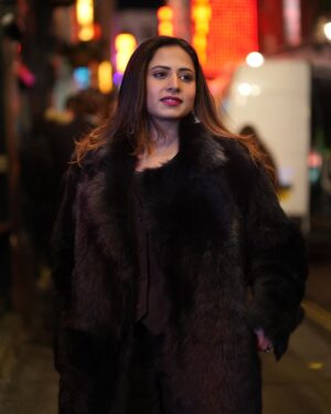 Sargun Mehta Instagram - Which is your favourite line of #vehaaniyaan ?
Mine is - “likheya c saada milna, you edda milna as nahi c pata”