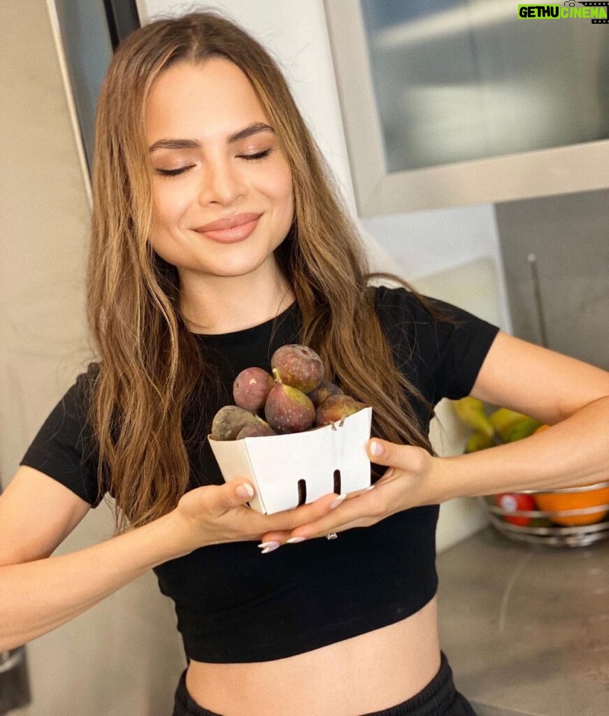 Sasha Clements Instagram - Is it fig season yet?😩 If you see ANY in the stores DM me immediately! Yes, I sound crazy, but I’m on year 2 of gently reintroducing food back into my diet and these delicious inverted flowers add so much joy and sweetness to my life! Also, I owe a lot of my weight regain to them🙏🏼 💪🏼