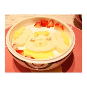 Satomi Sato Instagram - *
*
*
*

雪がすごいですね☃️
私は、仕事を終えてなんとか帰宅できましたが
皆さん大丈夫でしょうか？？
まだお外にいる方は、気を付けて過ごしてくださいね。

そんなお天気と全く関係ない写真たち。

ポケモンカフェの写真の続きです…！

*
*

ご覧くださーいー✨✨

モンスターボールの中から
パピモッチ〜！！！！！かわよ〜！！！よよよ〜！！！！

ぱかっと開ける動画を撮ってもらいましたが
終わりどころが分からなくて、ずっと揺れてる
おもしれー女になってます🙂

モチモチのパピモッチ。
ふわふわで甘いパピモッチ。
とても美味しかったです♡

ゲンガーのラテも可愛かった✨
可愛過ぎて睫毛伸びるくらい微笑んでた☺️

めっちゃニヤニヤしてるところも撮られてましたね。

だがしかし、まさかのピンボケラッキー✌️

*
*

そうそう！
当日は、ゲンガーにも会えたんです…！
うごうごして体を揺らすだけで幸せを振りまける生き物が
この世にいるんだと感動しました…ありがとうゲンガー！
思いの外大きくて可愛いんだよゲンガー！
存在に感謝🙏

ここ数ヶ月、なんでやねん侍しすぎてしおしおだった心身が
美味しくて楽しい空間でハピネスフル充電されたので
今やうるうるピカピカでございまする💜

やっぱり推し活っていいなー！

今年もどんどん推しを推してこーー！！！

*
*
*

#ポケモンカフェ
#モンスターボール 
#ポケモン
#ポケットモンスター 
#pokemon 
#pokemoncafe 
#パピモッチ 
#ゲンガー
#推し活 
#可愛い
#美味しい
#大好き
#biglove 
#💜 
#顔が邪悪すぎて
#ピンボケしとる
#佐藤聡美