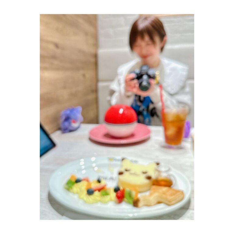 Satomi Sato Instagram - * * * * 雪がすごいですね☃️ 私は、仕事を終えてなんとか帰宅できましたが 皆さん大丈夫でしょうか？？ まだお外にいる方は、気を付けて過ごしてくださいね。 そんなお天気と全く関係ない写真たち。 ポケモンカフェの写真の続きです…！ * * ご覧くださーいー✨✨ モンスターボールの中から パピモッチ〜！！！！！かわよ〜！！！よよよ〜！！！！ ぱかっと開ける動画を撮ってもらいましたが 終わりどころが分からなくて、ずっと揺れてる おもしれー女になってます🙂 モチモチのパピモッチ。 ふわふわで甘いパピモッチ。 とても美味しかったです♡ ゲンガーのラテも可愛かった✨ 可愛過ぎて睫毛伸びるくらい微笑んでた☺️ めっちゃニヤニヤしてるところも撮られてましたね。 だがしかし、まさかのピンボケラッキー✌️ * * そうそう！ 当日は、ゲンガーにも会えたんです…！ うごうごして体を揺らすだけで幸せを振りまける生き物が この世にいるんだと感動しました…ありがとうゲンガー！ 思いの外大きくて可愛いんだよゲンガー！ 存在に感謝🙏 ここ数ヶ月、なんでやねん侍しすぎてしおしおだった心身が 美味しくて楽しい空間でハピネスフル充電されたので 今やうるうるピカピカでございまする💜 やっぱり推し活っていいなー！ 今年もどんどん推しを推してこーー！！！ * * * #ポケモンカフェ #モンスターボール #ポケモン #ポケットモンスター #pokemon #pokemoncafe #パピモッチ #ゲンガー #推し活 #可愛い #美味しい #大好き #biglove #💜 #顔が邪悪すぎて #ピンボケしとる #佐藤聡美