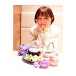 Satomi Sato Instagram - * * * * 雪がすごいですね☃️ 私は、仕事を終えてなんとか帰宅できましたが 皆さん大丈夫でしょうか？？ まだお外にいる方は、気を付けて過ごしてくださいね。 そんなお天気と全く関係ない写真たち。 ポケモンカフェの写真の続きです…！ * * ご覧くださーいー✨✨ モンスターボールの中から パピモッチ〜！！！！！かわよ〜！！！よよよ〜！！！！ ぱかっと開ける動画を撮ってもらいましたが 終わりどころが分からなくて、ずっと揺れてる おもしれー女になってます🙂 モチモチのパピモッチ。 ふわふわで甘いパピモッチ。 とても美味しかったです♡ ゲンガーのラテも可愛かった✨ 可愛過ぎて睫毛伸びるくらい微笑んでた☺️ めっちゃニヤニヤしてるところも撮られてましたね。 だがしかし、まさかのピンボケラッキー✌️ * * そうそう！ 当日は、ゲンガーにも会えたんです…！ うごうごして体を揺らすだけで幸せを振りまける生き物が この世にいるんだと感動しました…ありがとうゲンガー！ 思いの外大きくて可愛いんだよゲンガー！ 存在に感謝🙏 ここ数ヶ月、なんでやねん侍しすぎてしおしおだった心身が 美味しくて楽しい空間でハピネスフル充電されたので 今やうるうるピカピカでございまする💜 やっぱり推し活っていいなー！ 今年もどんどん推しを推してこーー！！！ * * * #ポケモンカフェ #モンスターボール #ポケモン #ポケットモンスター #pokemon #pokemoncafe #パピモッチ #ゲンガー #推し活 #可愛い #美味しい #大好き #biglove #💜 #顔が邪悪すぎて #ピンボケしとる #佐藤聡美