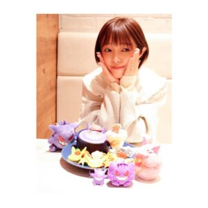 Satomi Sato Instagram - *
*
*
*

雪がすごいですね☃️
私は、仕事を終えてなんとか帰宅できましたが
皆さん大丈夫でしょうか？？
まだお外にいる方は、気を付けて過ごしてくださいね。

そんなお天気と全く関係ない写真たち。

ポケモンカフェの写真の続きです…！

*
*

ご覧くださーいー✨✨

モンスターボールの中から
パピモッチ〜！！！！！かわよ〜！！！よよよ〜！！！！

ぱかっと開ける動画を撮ってもらいましたが
終わりどころが分からなくて、ずっと揺れてる
おもしれー女になってます🙂

モチモチのパピモッチ。
ふわふわで甘いパピモッチ。
とても美味しかったです♡

ゲンガーのラテも可愛かった✨
可愛過ぎて睫毛伸びるくらい微笑んでた☺️

めっちゃニヤニヤしてるところも撮られてましたね。

だがしかし、まさかのピンボケラッキー✌️

*
*

そうそう！
当日は、ゲンガーにも会えたんです…！
うごうごして体を揺らすだけで幸せを振りまける生き物が
この世にいるんだと感動しました…ありがとうゲンガー！
思いの外大きくて可愛いんだよゲンガー！
存在に感謝🙏

ここ数ヶ月、なんでやねん侍しすぎてしおしおだった心身が
美味しくて楽しい空間でハピネスフル充電されたので
今やうるうるピカピカでございまする💜

やっぱり推し活っていいなー！

今年もどんどん推しを推してこーー！！！

*
*
*

#ポケモンカフェ
#モンスターボール 
#ポケモン
#ポケットモンスター 
#pokemon 
#pokemoncafe 
#パピモッチ 
#ゲンガー
#推し活 
#可愛い
#美味しい
#大好き
#biglove 
#💜 
#顔が邪悪すぎて
#ピンボケしとる
#佐藤聡美