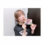 Satomi Sato Instagram - * * * 「#岩立沙穂 #大盛真歩 の推し事が好き過ぎて…」 に、ゲスト出演させていただきました☺️ 見てくださった皆様 ありがとうございます〜！！ * * * まほちゃんの熱い熱いアイナナ愛と綺麗な涙に 「こんなに好きでいてくれるなんて！」と感激したり🥲 さっほーの、ゲーム中の思い切りの良さと堂々とした振る舞いは 今でもふと思い出しちゃうくらい凄かったです…！！ ポテンシャルの高い2人が、好きなことを 楽しそうに語ってくれて。 その姿が、これまた可愛くて可愛くて まるでお花の様な美少女たちが、私に愛を語ってくれるなんて ご褒美度MAX…！ 終始「至福〜♡」の顔でニヤニヤしてました。笑 * * まほちゃんが最後に言ってくれた「ライブを見に来て欲しい！」 というお願い、とっても嬉しかった〜🥹✨ ステージ上で「最高のアイドル」としてお仕事を頑張る2人を 全力で応援すべく推し事しに行きたいです🌈 * * * #推し過ぎ #美少女 に #囲まれて幸せ ♡ #ありがとうございました #推し事 #推し活 #全然関係ないけど #私のパンツ #よく見ると #ハートがいっぱい ♡ #あと #座ってたからシワシワ 🥹 #てへぺろ #佐藤聡美
