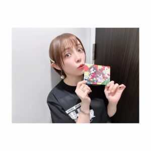 Satomi Sato Instagram - *
*
*

「#岩立沙穂 #大盛真歩 の推し事が好き過ぎて…」
に、ゲスト出演させていただきました☺️

見てくださった皆様
ありがとうございます〜！！

*
*
*

まほちゃんの熱い熱いアイナナ愛と綺麗な涙に
「こんなに好きでいてくれるなんて！」と感激したり🥲
さっほーの、ゲーム中の思い切りの良さと堂々とした振る舞いは
今でもふと思い出しちゃうくらい凄かったです…！！

ポテンシャルの高い2人が、好きなことを
楽しそうに語ってくれて。
その姿が、これまた可愛くて可愛くて
まるでお花の様な美少女たちが、私に愛を語ってくれるなんて
ご褒美度MAX…！
終始「至福〜♡」の顔でニヤニヤしてました。笑

*
*

まほちゃんが最後に言ってくれた「ライブを見に来て欲しい！」
というお願い、とっても嬉しかった〜🥹✨
ステージ上で「最高のアイドル」としてお仕事を頑張る2人を
全力で応援すべく推し事しに行きたいです🌈

*
*
*

#推し過ぎ 
#美少女 に
#囲まれて幸せ ♡
#ありがとうございました 
#推し事
#推し活
#全然関係ないけど 
#私のパンツ 
#よく見ると 
#ハートがいっぱい ♡
#あと
#座ってたからシワシワ 🥹
#てへぺろ 
#佐藤聡美
