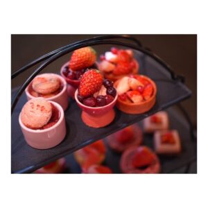 Satomi Sato Instagram - *
*
*
*

ハッピーバレンタイン💝

ちゅーこって。
ヌン活してきました。

普段食べ物の写真をあまり撮らないわたしですが
バシバシにカメラで撮ってきましたよ。満足感すごい。
撮影だけでお腹いっぱいになるかと思ったぜい。

ご覧のとおり、かわいすぎるビジュアル。
食べればきちんと美味しくて心身ともに満たされて幸せ。

そして、お腹はち切れるかと思いました🥹やばばば

*
*
*

#アフタヌーンティー
#ヌン活
#いちご 
#チョコレート
#🫖
#🍓
#🍫
#佐藤聡美