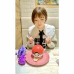 Satomi Sato Instagram - * * * * 雪がすごいですね☃️ 私は、仕事を終えてなんとか帰宅できましたが 皆さん大丈夫でしょうか？？ まだお外にいる方は、気を付けて過ごしてくださいね。 そんなお天気と全く関係ない写真たち。 ポケモンカフェの写真の続きです…！ * * ご覧くださーいー✨✨ モンスターボールの中から パピモッチ〜！！！！！かわよ〜！！！よよよ〜！！！！ ぱかっと開ける動画を撮ってもらいましたが 終わりどころが分からなくて、ずっと揺れてる おもしれー女になってます🙂 モチモチのパピモッチ。 ふわふわで甘いパピモッチ。 とても美味しかったです♡ ゲンガーのラテも可愛かった✨ 可愛過ぎて睫毛伸びるくらい微笑んでた☺️ めっちゃニヤニヤしてるところも撮られてましたね。 だがしかし、まさかのピンボケラッキー✌️ * * そうそう！ 当日は、ゲンガーにも会えたんです…！ うごうごして体を揺らすだけで幸せを振りまける生き物が この世にいるんだと感動しました…ありがとうゲンガー！ 思いの外大きくて可愛いんだよゲンガー！ 存在に感謝🙏 ここ数ヶ月、なんでやねん侍しすぎてしおしおだった心身が 美味しくて楽しい空間でハピネスフル充電されたので 今やうるうるピカピカでございまする💜 やっぱり推し活っていいなー！ 今年もどんどん推しを推してこーー！！！ * * * #ポケモンカフェ #モンスターボール #ポケモン #ポケットモンスター #pokemon #pokemoncafe #パピモッチ #ゲンガー #推し活 #可愛い #美味しい #大好き #biglove #💜 #顔が邪悪すぎて #ピンボケしとる #佐藤聡美