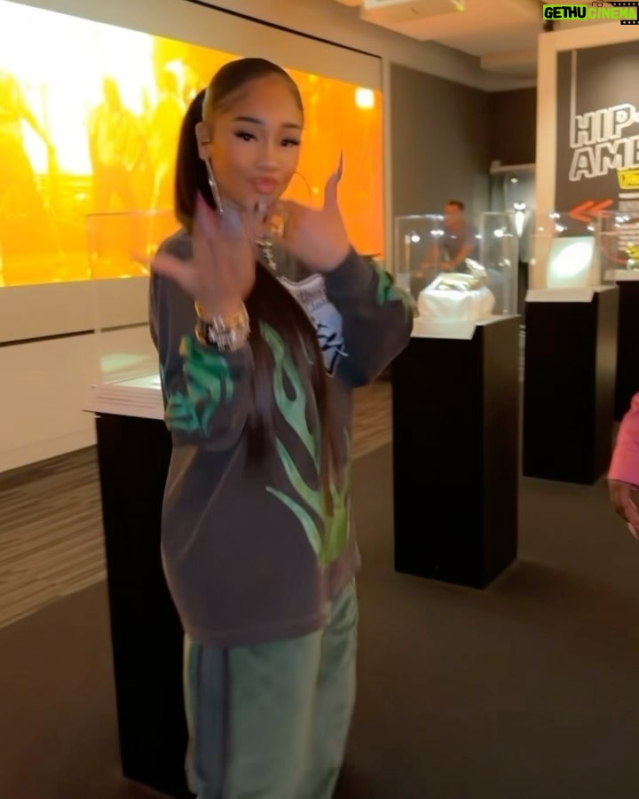 Saweetie Instagram - my nails made it to the Grammy museum 🥳 !!!! we did that @customtnails1 🥹🥹🥹💅🏽💅🏽💅🏽 & thank you @recordingacademy for having us a part of Hip-Hop history 🙏🏽🙏🏽🙏🏽 IKDR !!!!!! ❄️❄️❄️