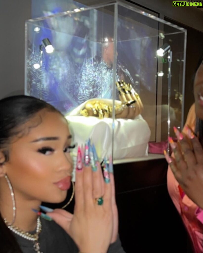 Saweetie Instagram - my nails made it to the Grammy museum 🥳 !!!! we did that @customtnails1 🥹🥹🥹💅🏽💅🏽💅🏽 & thank you @recordingacademy for having us a part of Hip-Hop history 🙏🏽🙏🏽🙏🏽 IKDR !!!!!! ❄️❄️❄️