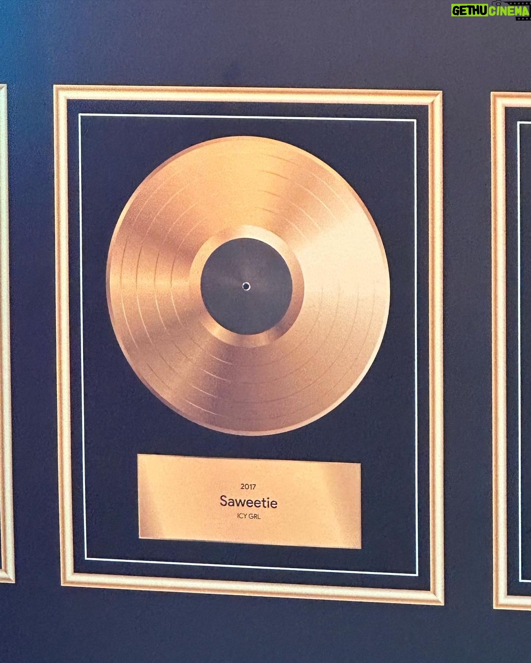 Saweetie Instagram - my nails made it to the Grammy museum 🥳 !!!! we did that @customtnails1 🥹🥹🥹💅🏽💅🏽💅🏽 & thank you @recordingacademy for having us a part of Hip-Hop history 🙏🏽🙏🏽🙏🏽 IKDR !!!!!! ❄️❄️❄️