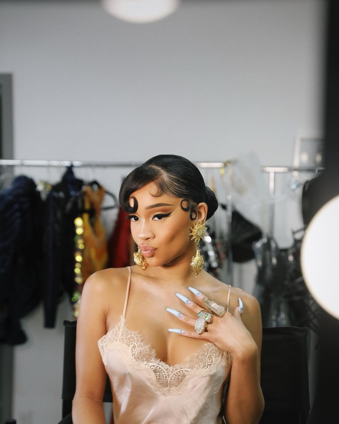 Saweetie Instagram - i love this lil swoop on my face 🦦