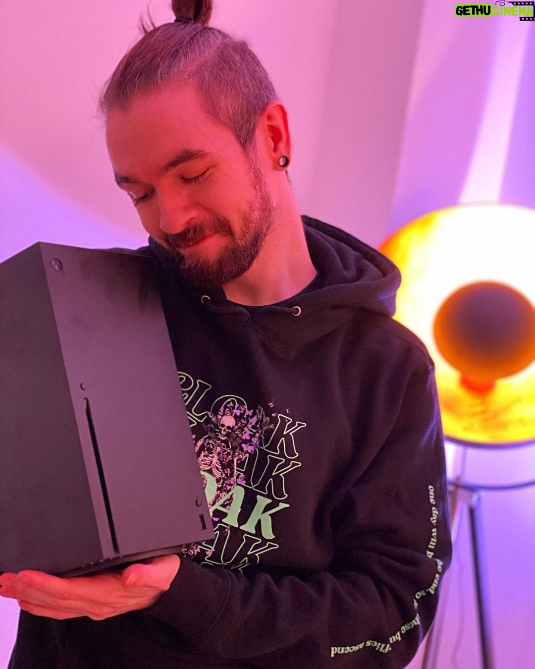 Seán McLoughlin - 609.8K Likes - My 2 new beautiful next generation children #ps5 #xboxseriesx