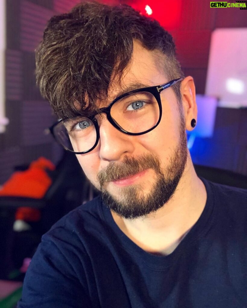 Seán McLoughlin Instagram - “ Yeah that’s awesome man I’ll see what you guys think 🤔 “ I let my autocomplete write this caption for me...