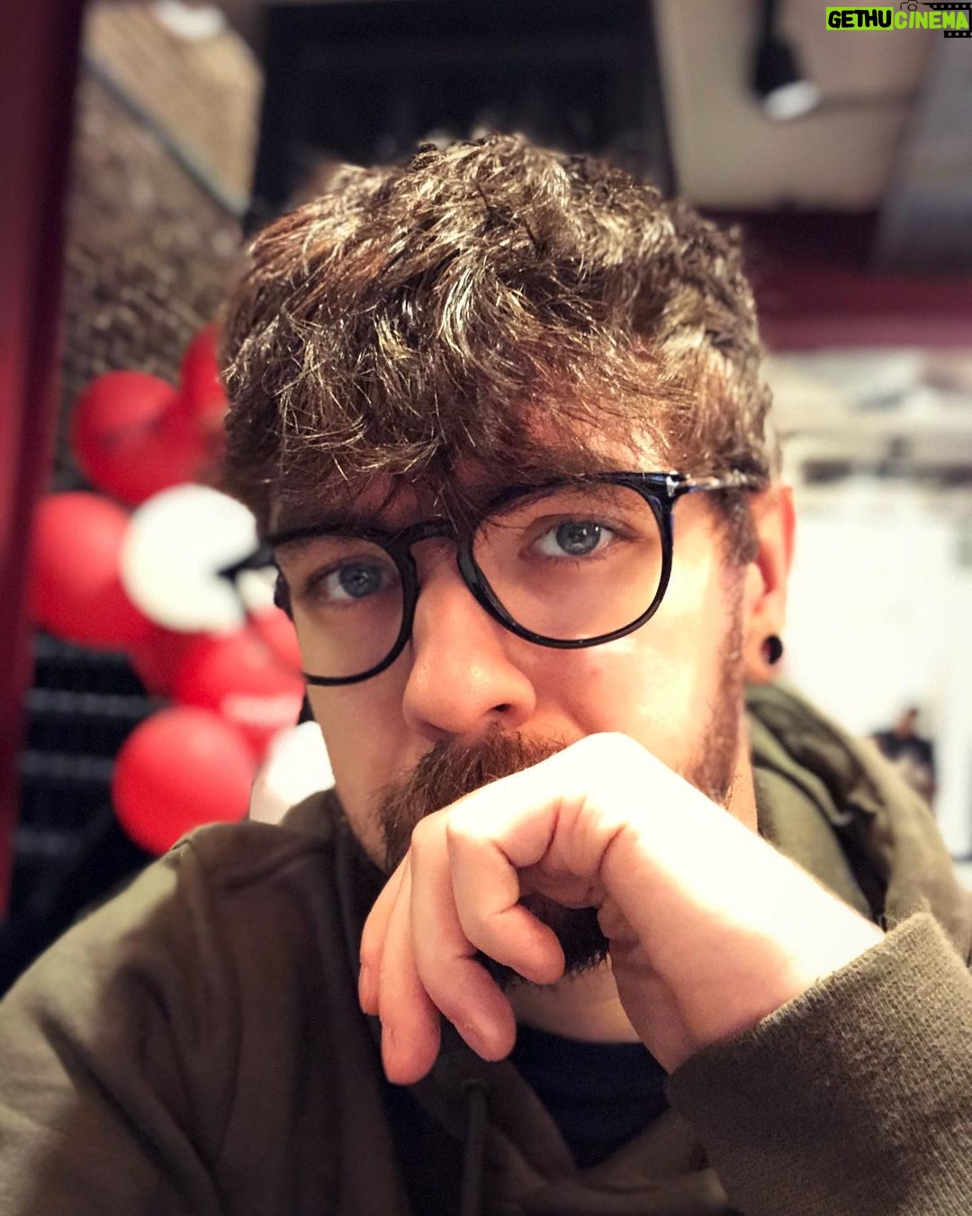 Seán McLoughlin Instagram - Would you like a balloon? 🎈
