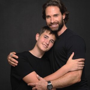 Sebastián Rulli Instagram - Hay cosas que no cambian!!
Verdad? 😉😄
A medida que pasa el tiempo el Amor se fortalece y se nutre con experiencias compartidas y momentos inolvidables.
Gracias Hijo @santiagorulligalliano por tanto … y todo lo que falta!!! #fatherandson #santitime #love #eltiempopasa