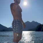 Sebastián Rulli Instagram - Lo primero que hay que hacer al llegar a Bariloche es checar qué tan fría es el agua del lago Perito Moreno! #argentinasoshermosa #travel #lifestyle #love #icebath La Patagonia, Bariloche