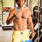 Sebastián Rulli Instagram – Si eres de esos que se mata en el gym haciendo ejercicios para pierna y no crecen, desliza ⬅️ para ver lo que te recomiendo hacer! #pataflaca #lifestyle #nuncaterindas #smile #happyday #siguemeparamasconsejos 😄🤪 Piernas Hermosas
