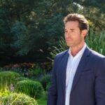 Sebastián Rulli Instagram – -Cómo dices?
-Que ya es viernes, que puedes empezar a ver #másalládeti y aventarte maratón de fin de semana.
-Ah, gracias por recordármelo! Por estar en la campaña se me pasó en el día que vivo. 
-Para eso estamos los amigos, luego me cuentas que te pareció la serie.
-Claro que si!! Ya me voy a ver el primer capituló. 
#ytuqueesperas #porvix #suscribeteya #cuentamequetepareciolaserie ? #davidsalgado #viernes #hoytoca A La Verde