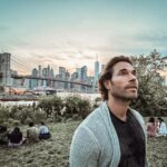 Sebastián Rulli Instagram – NY ciudad de misterios ocultos que todos podemos descubrir si la observamos y recorremos con todos los sentidos alertas. 
Sus luces, su gente… su magia. Todo brilla y deslumbra. 
Llenarse los ojos de lo que normalmente no vemos, pero imaginamos de esta gran ciudad. 
Reírnos juntos, sumar anécdotas, compartir silencios y suspiros. 
Que hermoso que es amarte y tenerte cerca @angeliqueboyer …en la gran 🍎 
#nyc #love #avivirconamor #lifestyle #couplegoals #travel