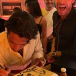 Sebastián Rulli Instagram - Que emoción haber tenido la fortuna de conocerte en persona querido “Estaban” @arteenmexico !! Llevo mucho tiempo admirando tu talento a través de las redes, y tener el honor que me dediques y compartas tu arte “en vivo y en directo” lo valoro muchísimo!! Gracias infinitas por representar mi autocontrol y libertad en esos 2 hermosos caballos. Y que sigas triunfando alrededor del mundo y dejando a Mexico en alto con tu Arte. #soytufan #talentopuro #artistaenorme @humodedios #fiesta #humodedios #friends