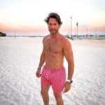 Sebastián Rulli Instagram - Definitivamente Amoooo la Playa!!! Y tú? Foto 1 o 2? 🤔 #enelmarlavidaesmassabrosa #playita #arenaysol Playa Del Carmen Cancun