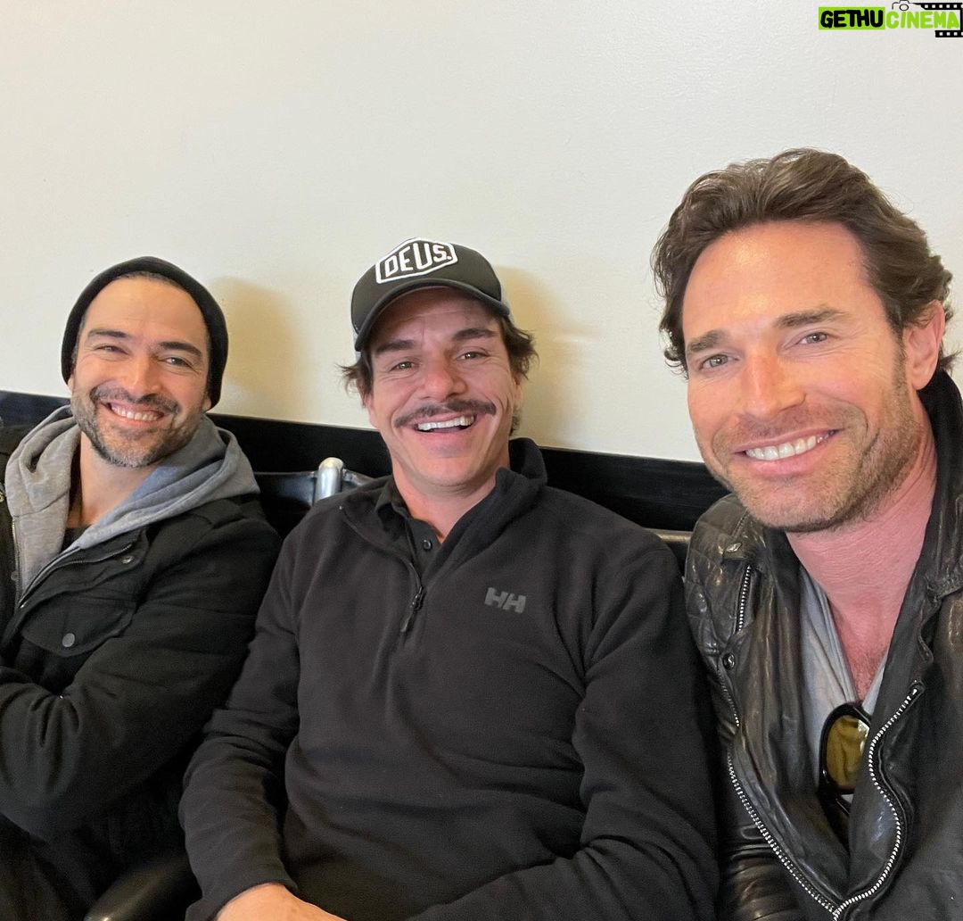 Sebastián Rulli Instagram - Esta foto merecía quedarse en mi feed! Aquí me pueden ver como un Fan Feliz!! El esfuerzo y el empeño en esta carrera es solo un complemento al enorme talento que se cargan estos grandes amigos y ACTORES!! No saben la alegría que me dio tener este encuentro!!! Pasaron 21 años desde que nos conocimos grabando Clase 406😱😱y estamos igualitos 😎🤦🏼♂️🤷♂️🤪😄 Felicidades por sus logros @ponchohd y @daltonyco !!!Sigan creciendo y llenando las pantallas con esos inolvidables personajes que forjan en cada proyecto. Son un gran ejemplo para toda la industria!! Se les quiere, respeta y admira queridos Amigos!! Ojalá tenga la fortuna de volver a trabajar con ustedes en algún momento!👏👏👏👏👏 #actorslife #encuentro #amistad Los Angeles, California