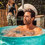 Sebastián Rulli Instagram - Mi amor… falta mucho para la pizza? 🥶🤪❤️🔥 y tú cómo la esperarías?🤔😄 #bañodehielo #love #familia #sabado #happyweekend #pizza 📸 @santiagorulligalliano 👏👏👏💙 Pizza.Fria
