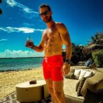 Sebastián Rulli Instagram - Bienvenido Febrero!! 😎🌞🌊 #avivir #picoftheday #usesunscreen #solyplaya Playa Del Carmen Cancun
