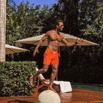 Sebastián Rulli Instagram - …cuando estás tan a gusto en un lugar y buscas la manera de que no te muevan de ahí! 🕺🤪😂😂😂 #aquimequedo #aunqueseadeestatua #queagusto ##myvelasexperience @grandvelasmaya Grand Velas Riviera Maya
