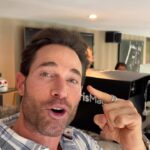 Sebastián Rulli Instagram - Una obra de arte! Algo único como los ojos, que son el reflejo del alma! Querido Amigo y hermano de tantos años @janmexico me da tanto gusto VER que sigues creciendo como empresario además de artista. Y sobre todo…el éxito en cada uno de tus emprendimientos. Están reflejados tu entrega y pasion. Sigue así!! Cuentas con toda mi admiración, cariño y apoyo. Gracias @irismagic.mx por este invaluable recuerdo #magia #elreflejodelalma #famillia #recuerdosinvaluables #love #amistad #detalles