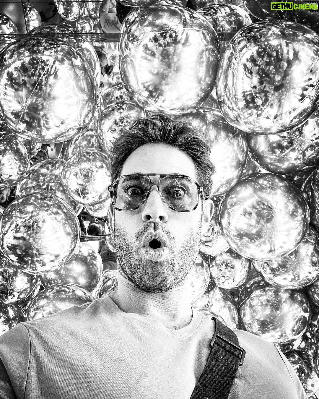 Sebastián Rulli Instagram - Yo no se ustedes, pero yo pienso que desde que uno tiene bien claras cuáles son sus prioridades en la vida, deja de tener tiempo e interés en opinar sobre la vida de los demás…. Y saben por que? Porque te das cuentas que hay cosas mucho más importantes que hacer. #behappy #noseaschismos@ 🤪😘 #avivirconamor #buencomienzodesemana #lunesdemotivación BeHappy