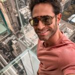 Sebastián Rulli Instagram - Tu felicidad está por encima de la aprobación social!! Así que deja de escuchar los consejos de los demás en relación a lo que a ti te hace feliz. No desaproveches la oportunidad de gozar tu presente y seguir trabajando en tus sueños y metas. #behappy #vivealmaximo Y a ti que te hace feliz? SUMMIT One Vanderbilt