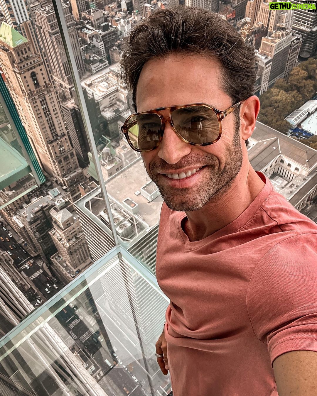 Sebastián Rulli Instagram - Tu felicidad está por encima de la aprobación social!! Así que deja de escuchar los consejos de los demás en relación a lo que a ti te hace feliz. No desaproveches la oportunidad de gozar tu presente y seguir trabajando en tus sueños y metas. #behappy #vivealmaximo Y a ti que te hace feliz? SUMMIT One Vanderbilt