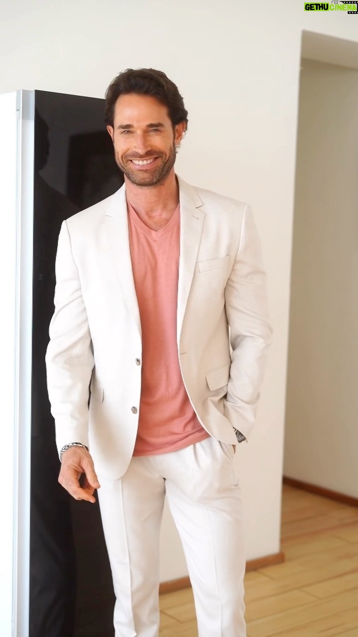 Sebastián Rulli Instagram - Siempre hay que estar preparado para cualquier ocasión con la ropa impecable! Gracias a mi #LGStyler que controlo desde mi celular con la aplicación #LGThinQ tengo cualquier cambio de ropa sin arrugas y oliendo increíble en pocos minutos! ¿Ustedes ya la probaron? Con @lgmexico usar inteligencia artificial nunca habia sido tan facil! #SmartHome #LG #Publicidad