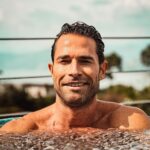 Sebastián Rulli Instagram - Solo los Disciplinados son libres en la vida. Si eres indisciplinado eres esclavo de tus estados de ánimo. Ten claras tus metas, cómo deseas tu presente, salud y entorno. Trabaja en cada detalle y haz las cosas bien y, si se puede..mejor. Empujate a “Ser Mejor”. Si quieres ver resultados, no dependas de la Suerte. La herramienta infalible es la “Disciplina”!!! Te aseguro que cada paso o meta que cumplas, cuanto mayor grado de dificultad tenga, la satisfacción será directamente proporcional. #sisepuede #bebetter #nofear #sinmiedoalexito #disciplina #mecaguedefrio🥶 #estodomental 🤔🤯🤪🕺 Gracias @eliascohen17 por ser mi partner en esto de los Hielos y @angeliqueboyer por documentar y acompañarme en todo con tanto amor 🥰 Las Aguas Frescas del Chavo