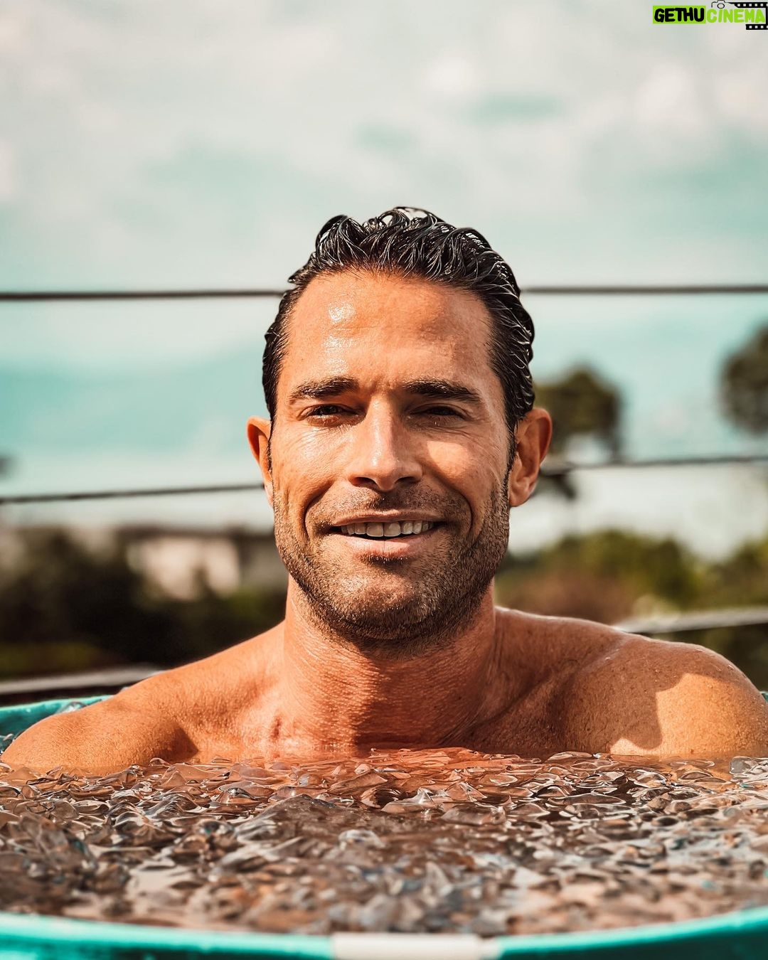 Sebastián Rulli Instagram - Solo los Disciplinados son libres en la vida. Si eres indisciplinado eres esclavo de tus estados de ánimo. Ten claras tus metas, cómo deseas tu presente, salud y entorno. Trabaja en cada detalle y haz las cosas bien y, si se puede..mejor. Empujate a “Ser Mejor”. Si quieres ver resultados, no dependas de la Suerte. La herramienta infalible es la “Disciplina”!!! Te aseguro que cada paso o meta que cumplas, cuanto mayor grado de dificultad tenga, la satisfacción será directamente proporcional. #sisepuede #bebetter #nofear #sinmiedoalexito #disciplina #mecaguedefrio🥶 #estodomental 🤔🤯🤪🕺 Gracias @eliascohen17 por ser mi partner en esto de los Hielos y @angeliqueboyer por documentar y acompañarme en todo con tanto amor 🥰 Las Aguas Frescas del Chavo