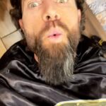 Sebastián Rulli Instagram - Entre que me quito o me dejo la Barba… primero tenía que vivir la experiencia de ir a una barbería. Y gracias a la recomendación de mi querido amigo @jaydelacueva llegué a @launicabarberia A todo el que valore el arte de cortar y mantener una barba, le puedo decir que fue una experiencia excepcional. Gracias @barber_betoo eres un Master!! #lifestyle #barba #macholomoplateado #vikingometrosexual 🤪😂😂🤷‍♂️ Mexico City, Mexico