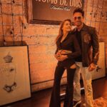 Sebastián Rulli Instagram - Noche de Humo… #locosydiferentes #llamanoscomoquieras #love #friends #art #tribu Libres y Locos