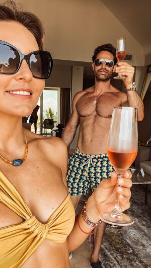 Sebastián Rulli Instagram - ¡¡Vida de mi amor!! 8♾️AÑOS!! 
GRACIAS POR TANTO AMOR @sebastianrulli todos los días construimos esta relación, amarte me hace feliz, me llenas en todos los sentidos. Gracias por la complicidad, por ser mi gran amor ❤️ mi familia 🙏 mi amigo, mi mejor compañero. Que la vida nos dé salud para compartir muchas aventuras juntos, te amo profundamente y tan bonito ✨✨ quiero escribir muchas cosas, compartirlo con ustedes que han sido parte de los momentos más importantes de nuestras vidas ✨🙏♾️ Gracias por hacer todo más especial con su amor hacia nosotros! Nos sentimos muy afortunados y agradecidos! VAMOS A MULTIPLICAR ESTOS AÑOS ✨✨🙌🙏👏❤️ ♾️♾️♾️♾️♾️♾️♾️♾️♾️