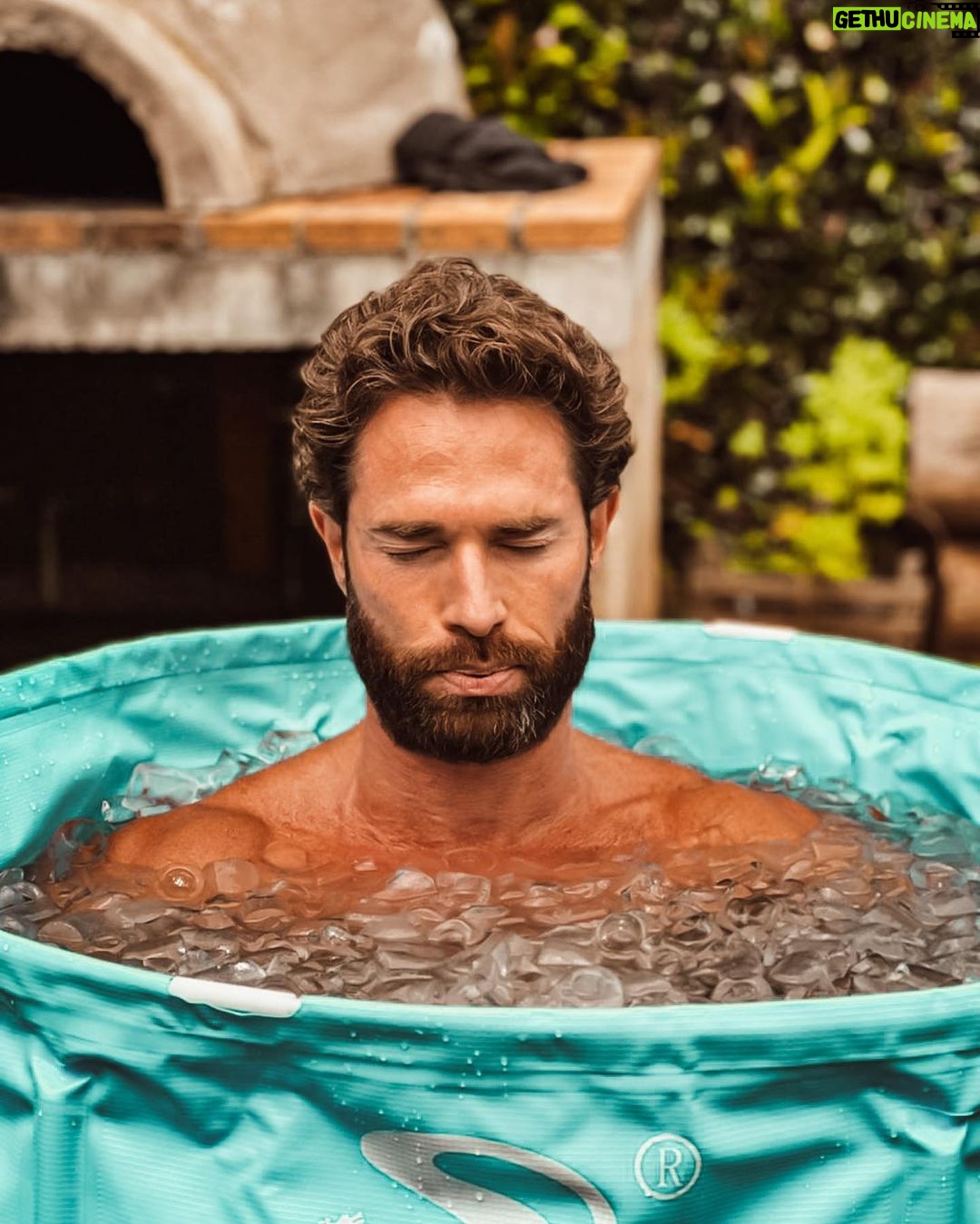 Sebastián Rulli Instagram - Buenas y frescas las tengan!!! A comenzar esta semana con positivismo y energía renovada!! Los baños de hielo o terapia de frio( cómo lo quieran llamar) es algo que quería experimentar. Sumergirme durante 15 min en el mediterráneo, que tiene una temperatura de 15 grados, me resultó mucho más soportable que 3 min en esta tina a 3 grados!! 😱😱😱🤯. Pero reconozco que el resultado valió la pena. El trabajo mental que se necesita para controlar la reacción física es muy satisfactorio. …Luego uno se siente increíble!! Independientemente de los beneficios extras al sistema inmunológico que también tienen. #soloparavalientesolocos #terapiadehielo #ugfriodelcarajo 🥶 #lifestyle #motivation #goodbives #monday Ya lo probaste? Que te pareció? Si no lo hiciste, lo harias?? HACE FRIO
