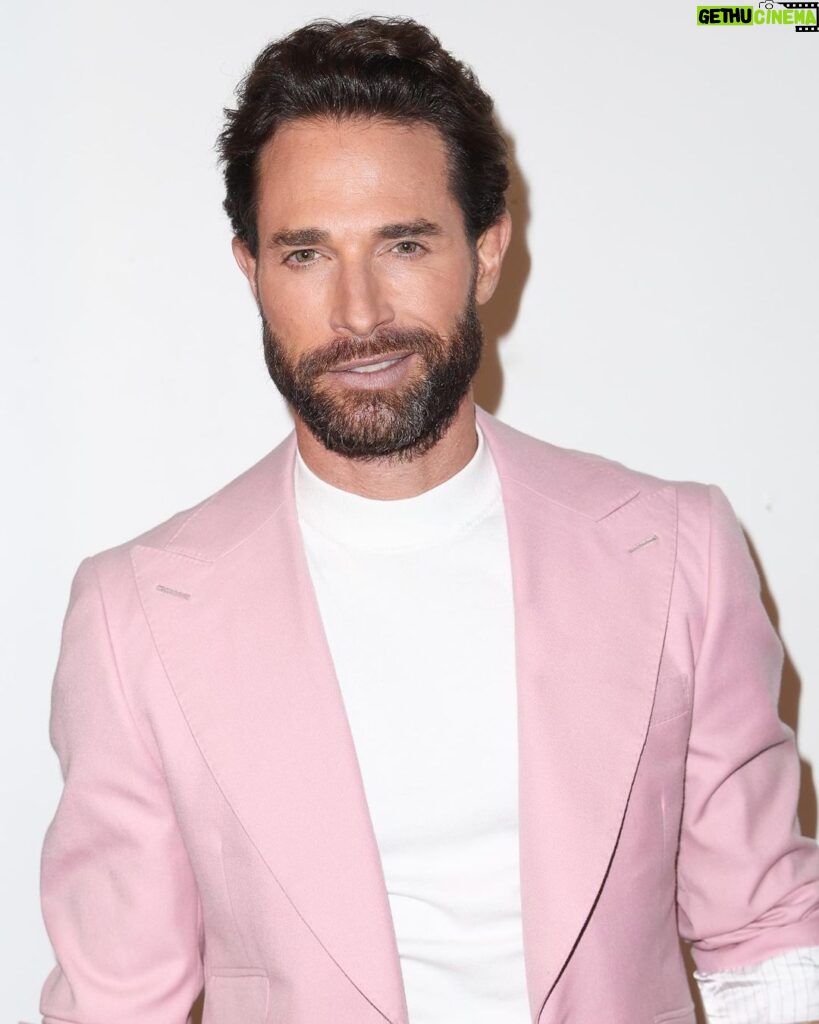 Sebastián Rulli Instagram - Para cuando uno anda rosado… qué pomada recomiendan? 🤔🤪🕺 Sean serios con los comentarios🤨🧐😄 Stylist @rodrigoaalcantara 🚀💥 #losricostambienlloran #miami #actorslife Miami, Florida