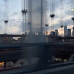 Sebastián Rulli Instagram - NY ciudad de misterios ocultos que todos podemos descubrir si la observamos y recorremos con todos los sentidos alertas. Sus luces, su gente… su magia. Todo brilla y deslumbra. Llenarse los ojos de lo que normalmente no vemos, pero imaginamos de esta gran ciudad. Reírnos juntos, sumar anécdotas, compartir silencios y suspiros. Que hermoso que es amarte y tenerte cerca @angeliqueboyer …en la gran 🍎 #nyc #love #avivirconamor #lifestyle #couplegoals #travel