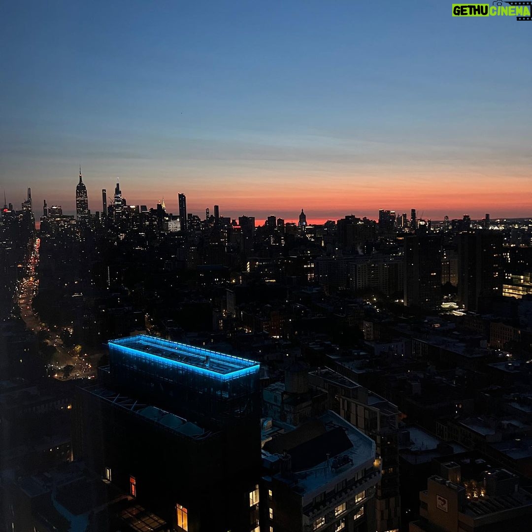 Sebastián Rulli Instagram - NY ciudad de misterios ocultos que todos podemos descubrir si la observamos y recorremos con todos los sentidos alertas. Sus luces, su gente… su magia. Todo brilla y deslumbra. Llenarse los ojos de lo que normalmente no vemos, pero imaginamos de esta gran ciudad. Reírnos juntos, sumar anécdotas, compartir silencios y suspiros. Que hermoso que es amarte y tenerte cerca @angeliqueboyer …en la gran 🍎 #nyc #love #avivirconamor #lifestyle #couplegoals #travel