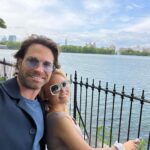 Sebastián Rulli Instagram - NY ciudad de misterios ocultos que todos podemos descubrir si la observamos y recorremos con todos los sentidos alertas. Sus luces, su gente… su magia. Todo brilla y deslumbra. Llenarse los ojos de lo que normalmente no vemos, pero imaginamos de esta gran ciudad. Reírnos juntos, sumar anécdotas, compartir silencios y suspiros. Que hermoso que es amarte y tenerte cerca @angeliqueboyer …en la gran 🍎 #nyc #love #avivirconamor #lifestyle #couplegoals #travel