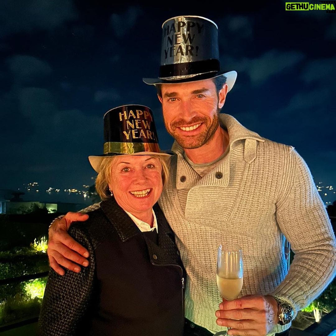 Sebastián Rulli Instagram - “Felíz 2023”🎉💯♥️. Compartir las Fiestas con La Familia completa es algo que hacía muchos años no vivíamos!! Que felicidad tan grande!! El sueño de los abuelos se hizo realidad y nos llena de emoción a todos. #gracias #blessed #feliz2023 #FAMILIA #losrulliseanunidos #love #happynewyear #salud Gracias mi Amor @angeliqueboyer por haber pensado en tantos detalles para que estos días sean más especiales todavía!!❤️ Y ustedes con quien recibieron el Año Nuevo? Rulli's