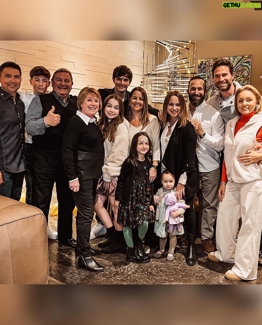 Sebastián Rulli Instagram - “Felíz 2023”🎉💯♥️. Compartir las Fiestas con La Familia completa es algo que hacía muchos años no vivíamos!! Que felicidad tan grande!! El sueño de los abuelos se hizo realidad y nos llena de emoción a todos. #gracias #blessed #feliz2023 #FAMILIA #losrulliseanunidos #love #happynewyear #salud Gracias mi Amor @angeliqueboyer por haber pensado en tantos detalles para que estos días sean más especiales todavía!!❤️ Y ustedes con quien recibieron el Año Nuevo? Rulli's